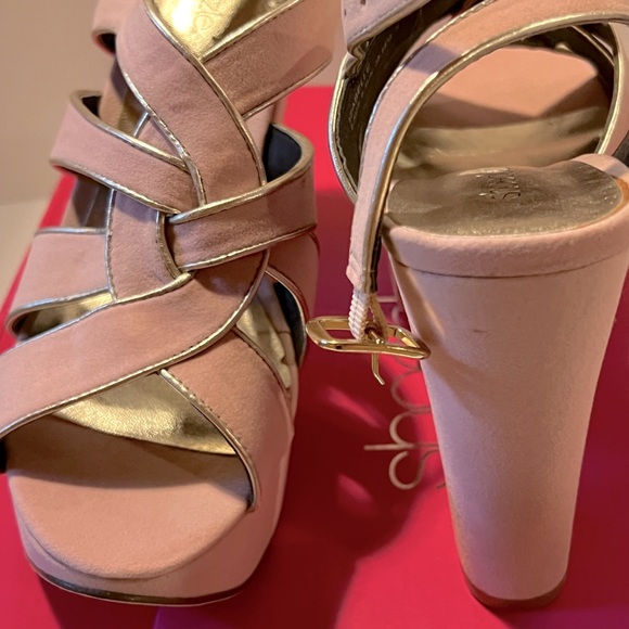 Shoe Dazzle Faux Suede Barbie Pink w/Silver trim Platform Heels sz 8.5 - Picture 3 of 9